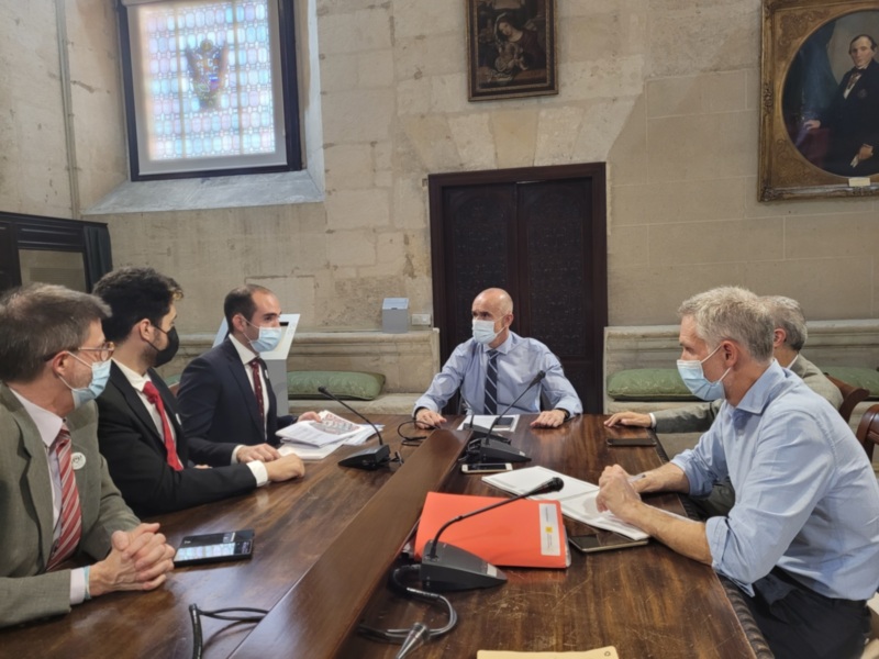 El alcalde comparte con la asociación Sevilla quiere Metro la urgencia de que la Junta licite las obras de la línea 3