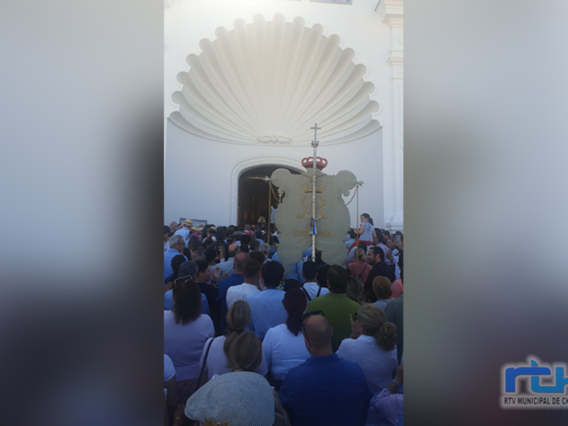 Imagen histórica, el Simpecado de Chipiona por primera vez en el interior del Santuario del Rocío