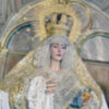 La Virgen de la Esperanza de Alcalá del Río luce el traje conocido como de Pentecostés.