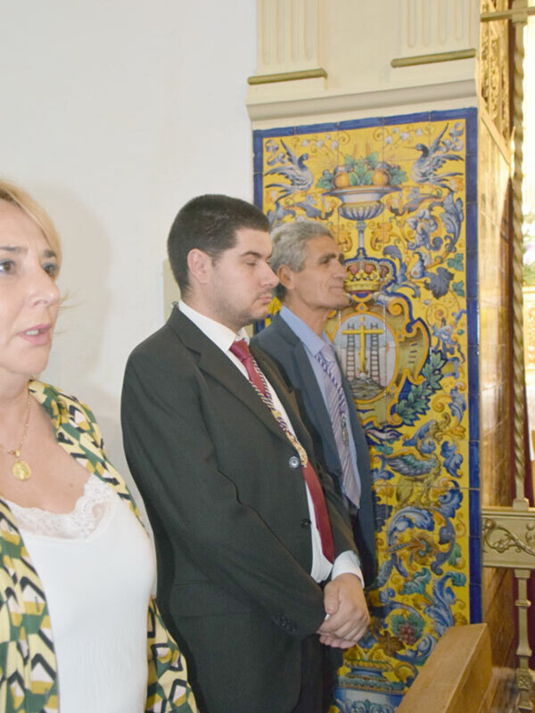 La nueva junta de Vera-cruz de Alcalá del Río toma posesión de sus cargos.