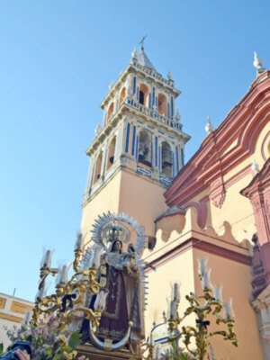 La Virgen del Carmen de Santa Ana procesionó un año más por el arrabal  trianero.