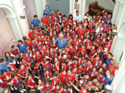 180 niños y niñas de los campamentos organizados por la Universidad de Sevilla presentan su V Feria Empresarial en la sede de la C.C.