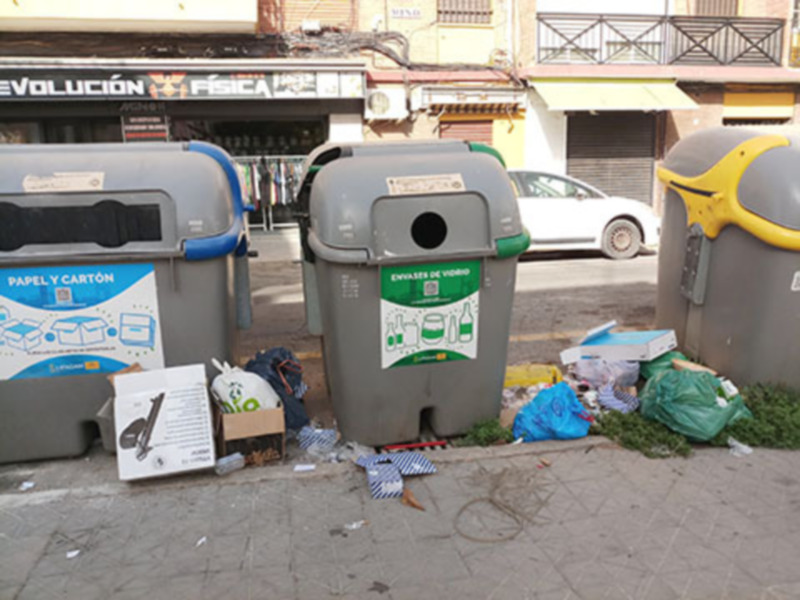 La higiene de la ciudad entorno a los contenedores de recogida de residuos, bajo mínimos.