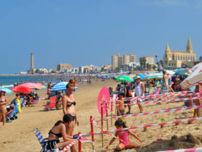 El verano en la Playa de Chipiona , primer concurso de castillos en la arena
