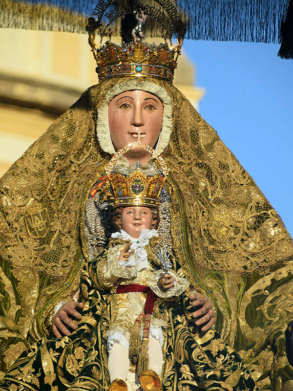 Las Hermanas de la Cruz vuelven a vestir a la Virgen de los Reyes. 