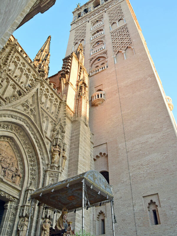 Sevilla recuperó este lunes la procesión de la Virgen de los Reyes tras la pandemia 