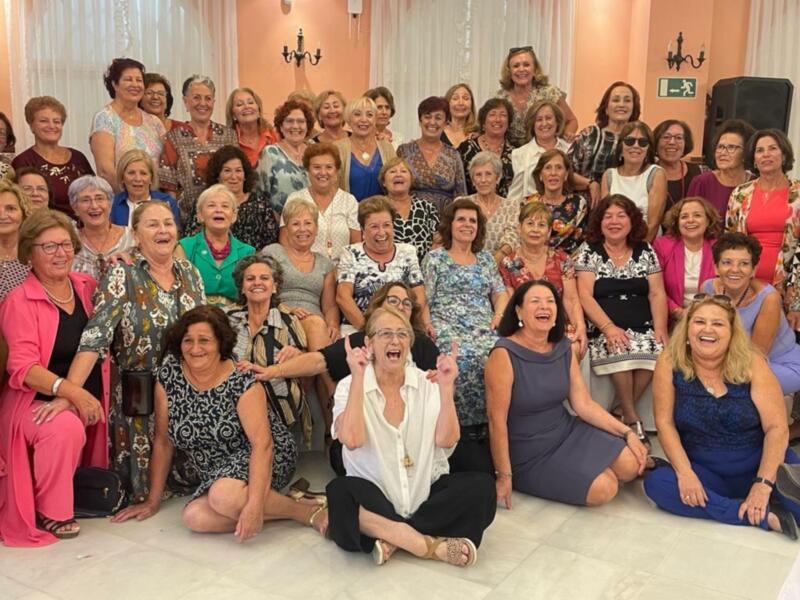 Emotivo homenaje sorpresa de “Las niñas de las Micros” a su maestra Magda Sallago
