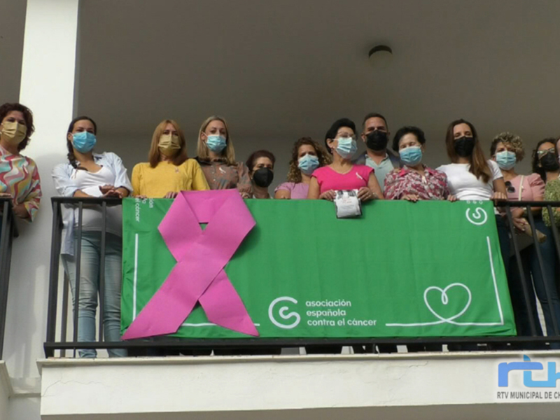 Monumentos y edificios de Chipiona se iluminan hoy de rosa para sensibilizar sobre la lucha contra el cáncer de mama 