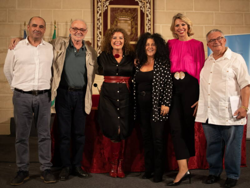 Marina Bernal pasó con sus ‘Anónimos Infinitos 3’ por la Feria del Libro de Jerez que está siendo un  éxito de público y presentaciones
