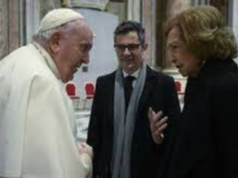 La reina doña Sofía y el ministro Félix Bolaños trasladan las condolencias de España a la comunidad católica en el funeral de Benedicto XVI