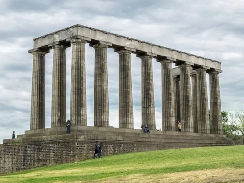El Monumento Nacional de Escocia y con razón parece que le falta algo