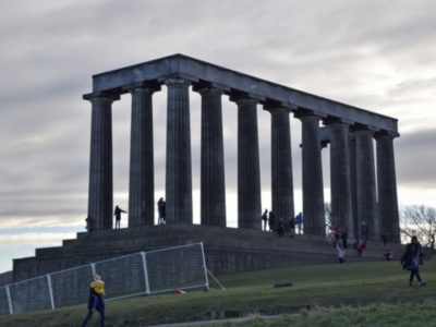 El Monumento nacional de Escocia se localiza en la colina de Calton Hill en Edimburgo 