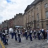 Las Bandas de música de las provincias y de la capital de Edimburgo desfilando por la Royal Mail Street de Edimburgo