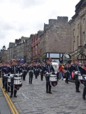 Cientos de personas disfrutando de las Bandas de música en la Calle de la Royal Mail Street de Edimburgo