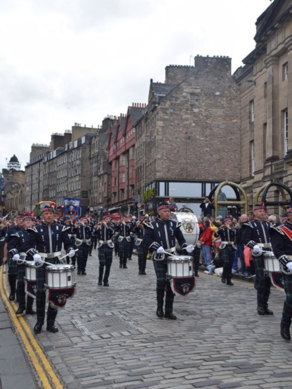 Cientos de personas disfrutando de las Bandas de música en la Calle de la Royal Mail Street de Edimburgo