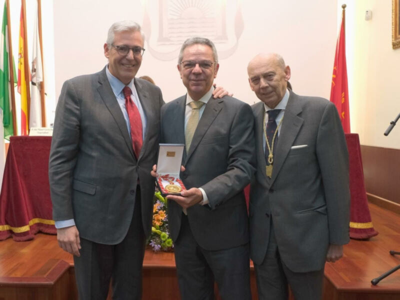 El periodista Salomon Hachuel y el antiguo presidente Alberto Máximo Pérez Calero distinguidos por esta entidad