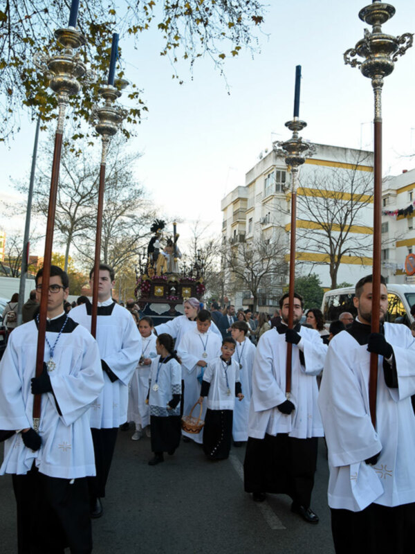 En la barriada Sevillana de los Príncipes, se celebró con gran fervor la salida de Ntro. Padre Jesús de la Caridad en su Tercera Caída