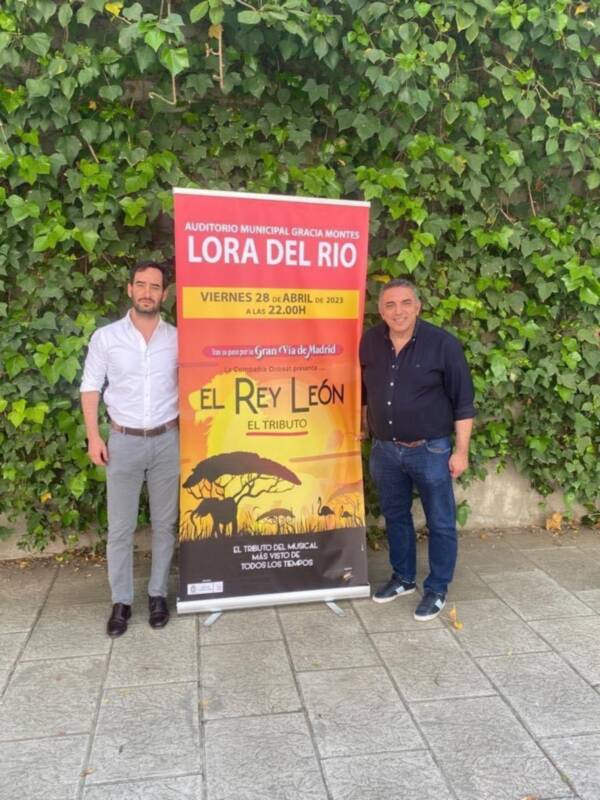 Miguel Ángel Nogales, acompañado por el gerente de ‘OnBeat Producciones’, Jorge Cutiño, han presentado la representación 'El Rey León, El Tributo'