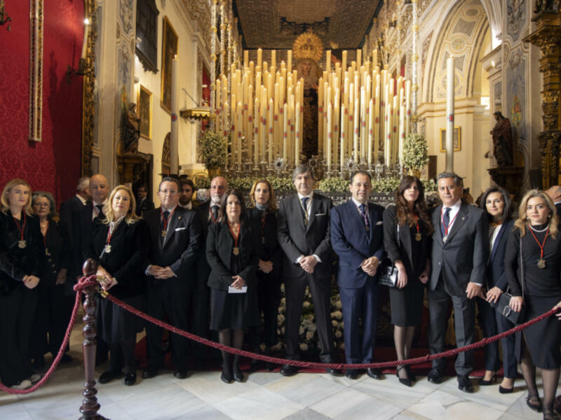 Óscar Fernández León efectuó la entrega del Bastón de Mando de esa corporación profesional al H.M. de la Hermandad del Silencio E. Castillo Ybarra