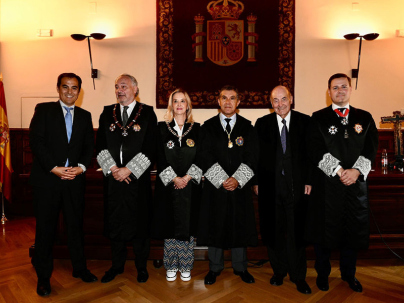 Miquel Roca i Junyent recibe en Granada el I Premio Procura Andaluza