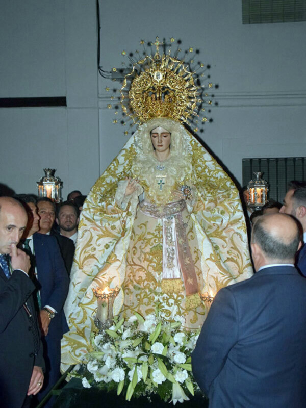 La Hermandad de la Vera-cruz de Alcalá del Río procesionó la bajada con sus titulares