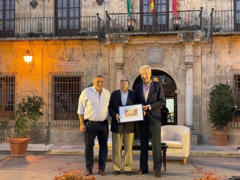 Presentados en Lora del Río las biografías de sus dos hijos predilectos Gracia Montes  y el catedrático emérito de literatura Rogelio Reyes