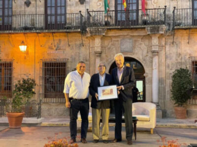 El reloj de la Plaza siempre da la hora, por Paco Correal