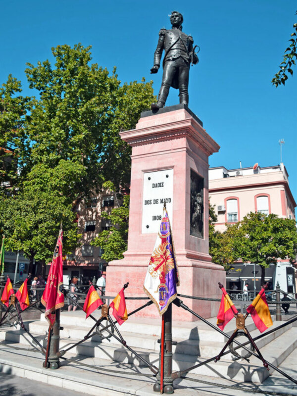 La Ciudad hispalense festeja el Día de las Fuerzas Armadas en la plaza de la Gavidia