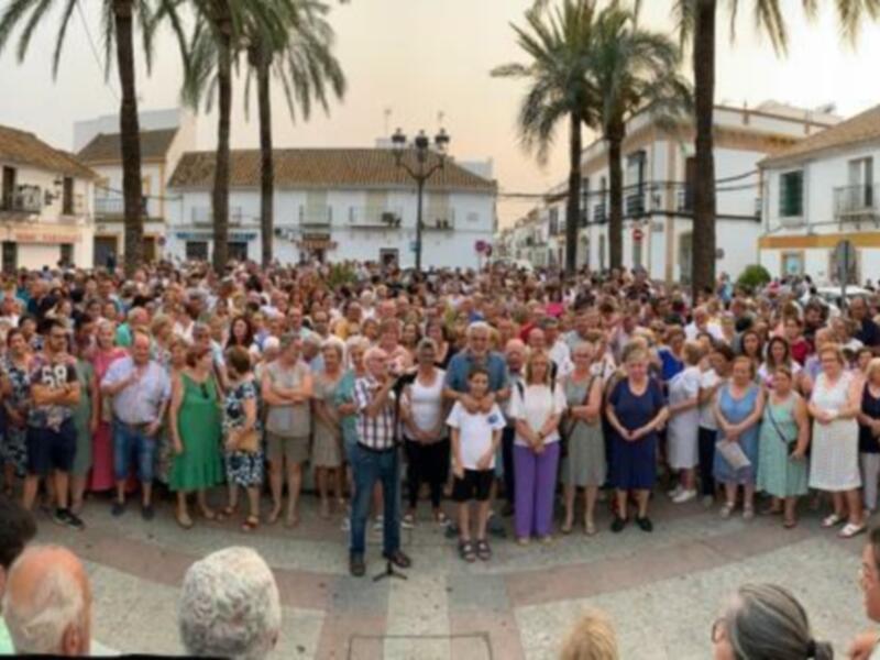 UNAS 1500 PERSONAS SE CONCENTRAN EN LA CAMPANA PARA REIVINDICAR LA PERMANENCIA DeL PÁRROCO MIGUEL MORILLA