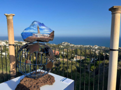 Siempre seré tu faro, es un proyecto en el que 7 faros con Historia de España quedan proyectados con piedras encontradas en cada uno de los faros