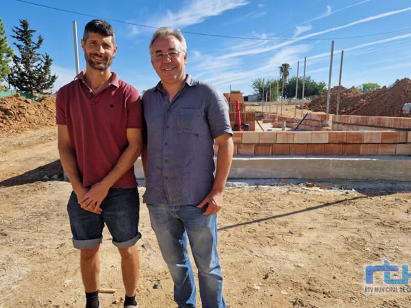 Pepe Mellado y Tano Guzmán supervisan las obras del futuro Centro de Atención Animal de Chipiona en El Abulagar
