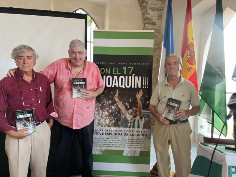 Los presidentes del nuevo ateneo de Chipiona y la peña bética de Chipiona junto al autor del libro Con el 17…Joaquín .Vídeo