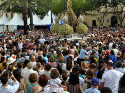 Chipiona con su Virgen de Regla entre nardos y oraciones