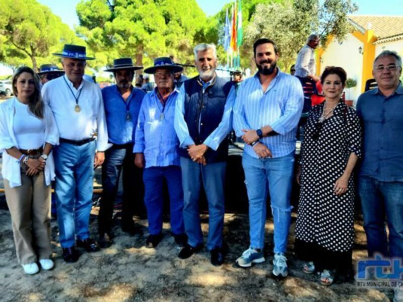 Joaquín Rivera Camacho recibió ayer un reconocimiento de la Hermandad del Pinar durante la celebración de La Fiesta de la Palmicha