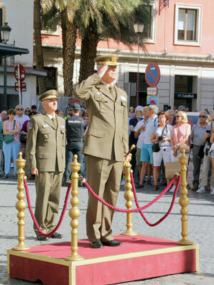 Desfile militar del Ejército en el centro de Sevilla previo al de la Fiesta Nacional