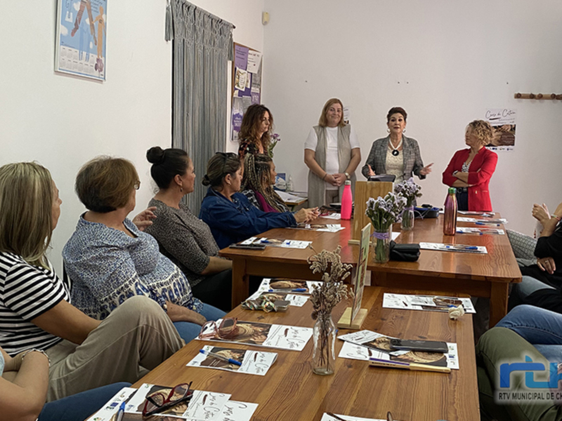 15 mujeres realizan un taller de cestería dentro del programa del Día de la Mujer Rural en Chipiona
