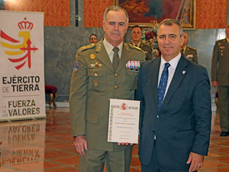 El Teniente General Melero Claudio, ha entregado la acreditación de Embajadores en el Salón del Trono en Sevilla