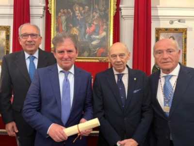 El presidente del Ateneo hace entrega del Premio Doctor Hermosilla a Francisco Gallardo Rodríguez por la “Biografía del Doctor Ismael Yebra Sotillo”