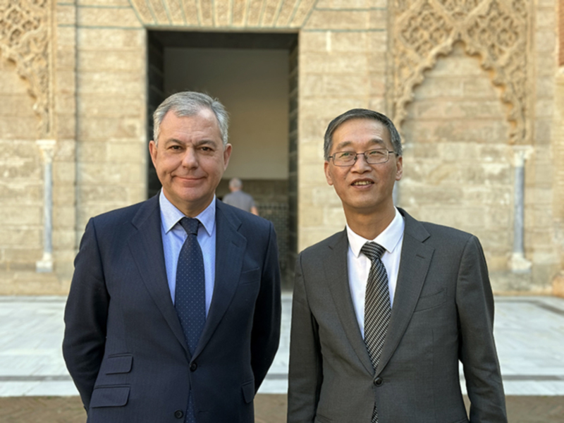 El alcalde de Sevillano recibe al embajador de China en España