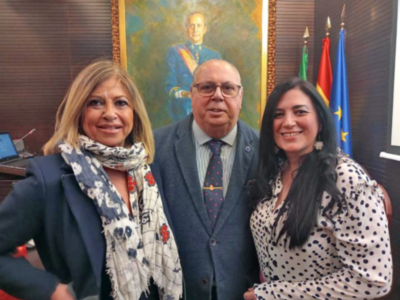 D. Carlos Valera, presidente del Ateneo de Triana, tomó la palabra para introducir a los presentes