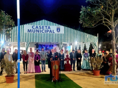 La Feria del Moscatel de Chipiona comenzaba ayer con el encendido del alumbrado y el acto de inauguración oficial 