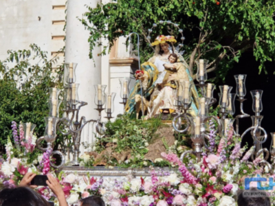 Multitud de fieles acompañaron a la Divina Pastora en su primera salida procesional en un paso y con costaleros