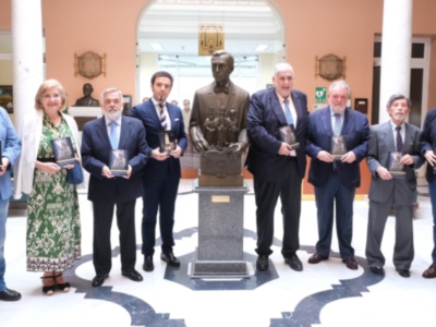 Exitosa presentación con lleno absoluto en el Ateneo del libro "Cómo sonríe Sevilla" el mismo día 35 años después del Pregón de las Glorias del padre