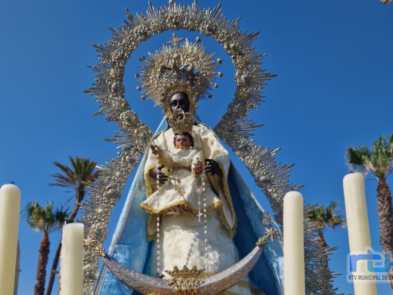 El colegio Virgen de Regla ha celebrado hoy la tradicional con la que culmina el mes de María 