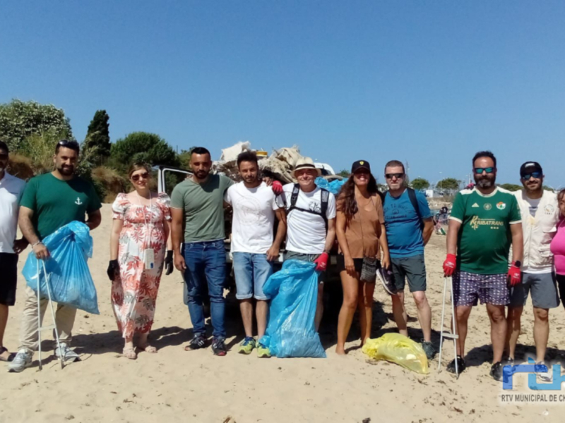 Voluntarios recogen más de doscientos kilos de basura en la playa de Micaela con el proyecto Libera