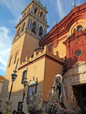 Virgen del Carmen de Santa Ana motivan muestras de fe en su barrio sevillano de Triana