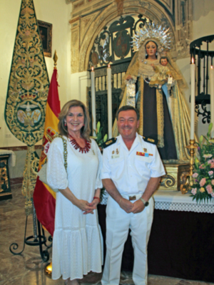 El Rvdo. Fernando E. Borrego Ojeda bendijo la Bandera nacional para la Virgen del Carmen del la Iglesia de Santiago.