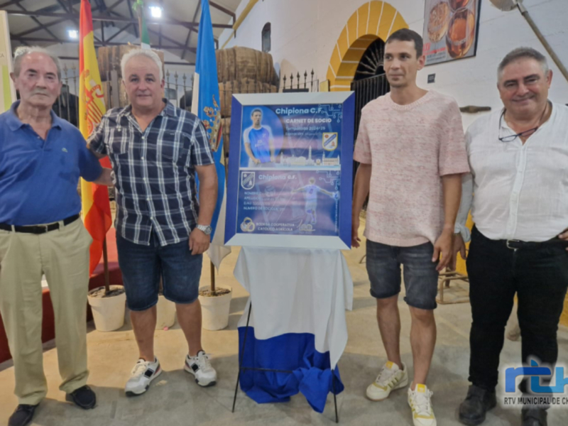 El Chipiona Club de Fútbol presenta su campaña anual de socios cuyo carnet llevará la imagen del capitán David Lorenzo