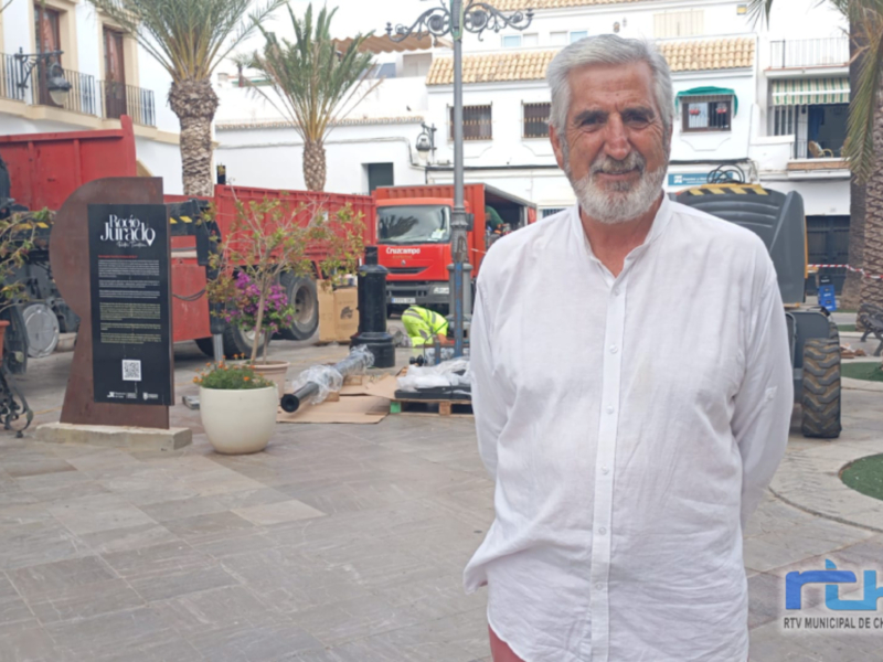 Luis Mario Aparcero informa de la renovación en la plaza Juan Carlos I y en varias calles colindantes