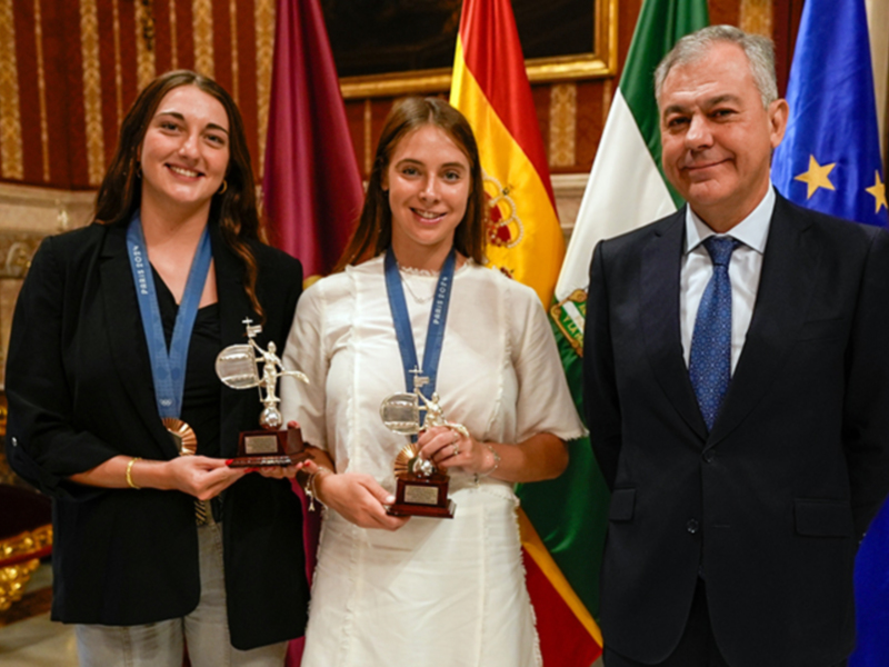 El alcalde de Sevilla recibe en el Ayuntamiento a las medallistas olímpicas en natación artística Alisa Ozhogina y Marina García